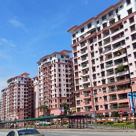 Kk Waterfront Suites At Marina Court Kota Kinabalu Exterior photo